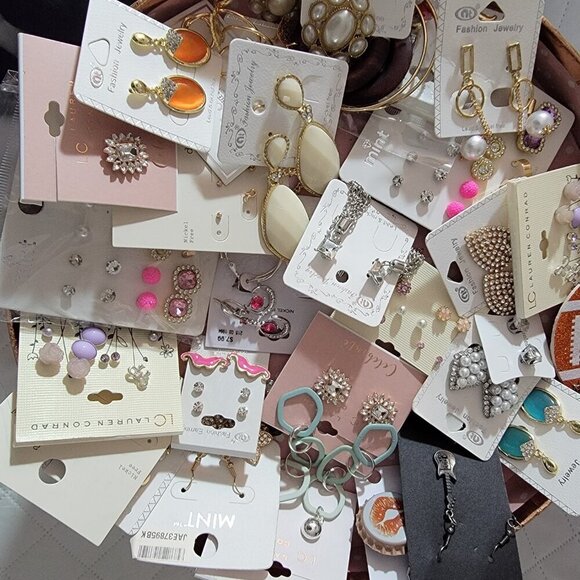 25 Pairs of earrings, New Packaged on cards - Picture 10 of 10